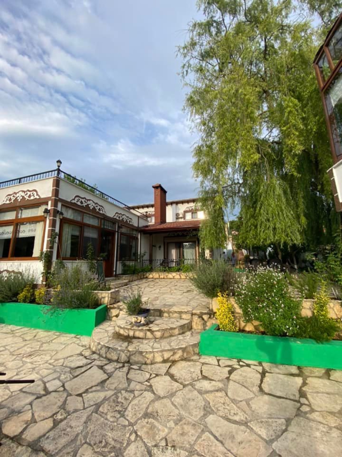 Parantez Motel taş avlusu