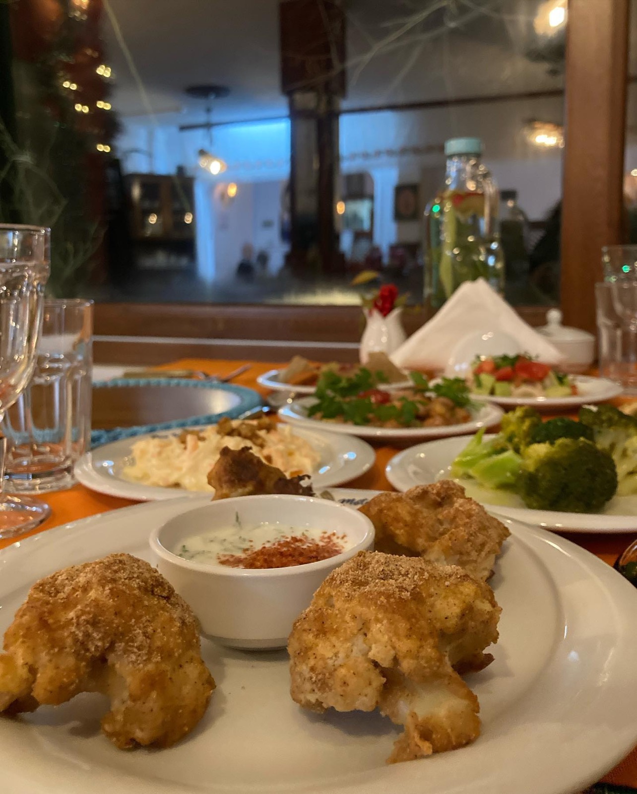 Ev yapımı akşam yemeği sofrası