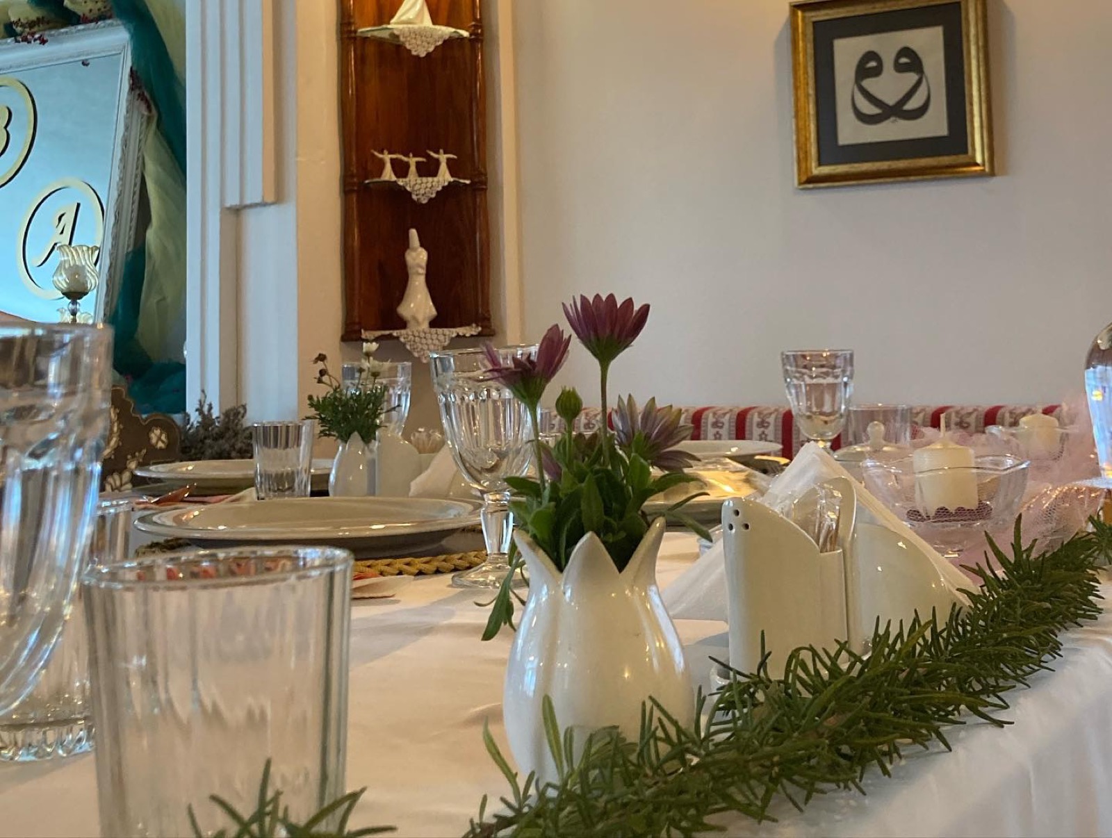 Sofrada çiçek ve cam kadehler